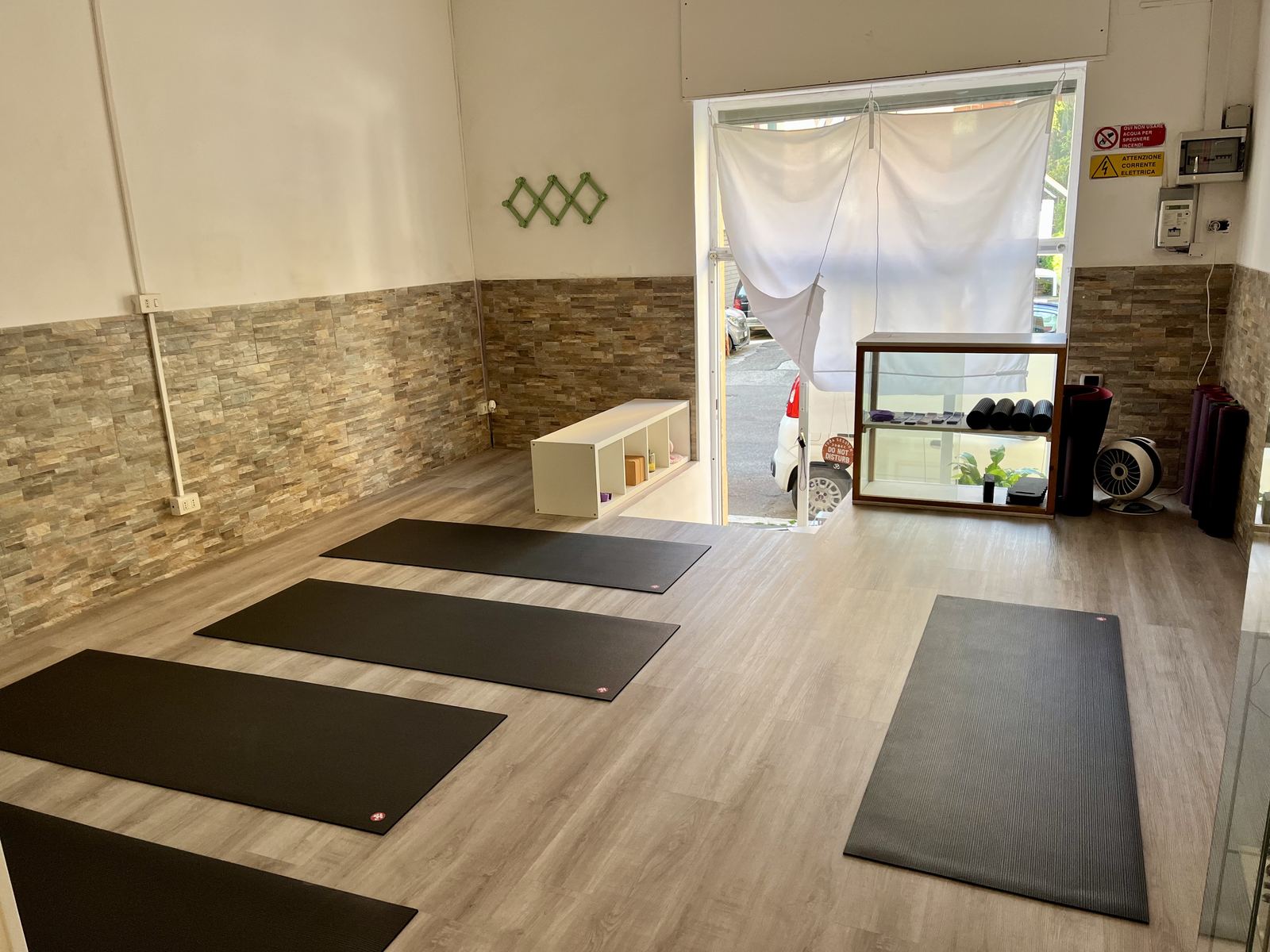 Sala principale di Infinity Yoga con tappetini pronti per la lezione